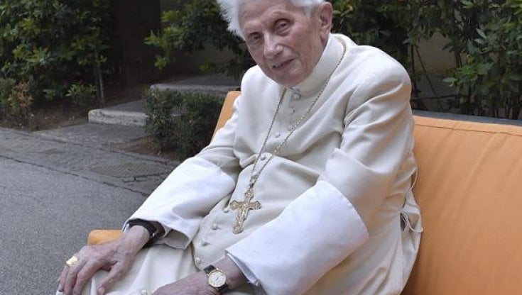Le ultime parole di Ratzinger prima di morire: “Gesù ti amo“. E’ stato il più longevo tra i Papi della Chiesa