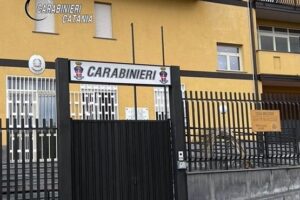 Sant’Alfio, la convivente vuole lasciarlo e lui la insegue con il coltello in mano: 51enne arrestato