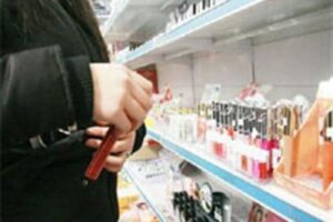 Catania, madre e figlio minorenne rubano profumi al centro commerciale muniti di distaccatore antitaccheggio
