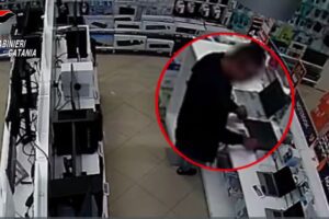 Giarre, in carcere ladro 51enne “tuttofare”: nel catalogo preziosi, cellullari, occhiali e carte di credito rubate (VIDEO)