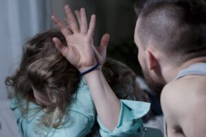 Aci Catena, aggressioni fisiche e verbali lunghe 20 anni: 39enne tossicodipendente in carcere per maltrattamenti contro la compagna
