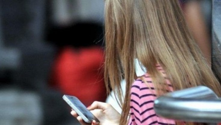Catania, ai domiciliari il fidanzato ‘virtuale’ che voleva fuggire con la 13enne: minacce ai genitori di lei