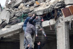 Terremoti in Turchia e Siria, si scava tra le macerie a mani nude: irrintracciabile un imprenditore veneto
