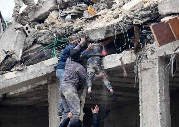 Terremoti in Turchia e Siria, si scava tra le macerie a mani nude: irrintracciabile un imprenditore veneto