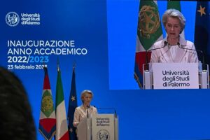 «NextGenerationEu sta investendo anche in un nuovo stabilimento di produzione di chip nei pressi di Catania, il primo del suo genere in Europa. Oltre a produrre processori che attualmente siamo costretti a importare da lontano, creerà anche 700 posti di lavoro altamente qualificati, come quelli per cui state studiando».
