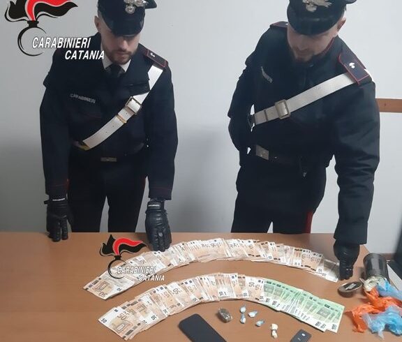 Militello Val di Catania, droga nascosta nella scrivania: 33enne arrestato in flagranza