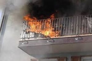 Paternò, 57enne tenta di spegnere le fiamme sul balcone e si ustiona al volto e alle braccia