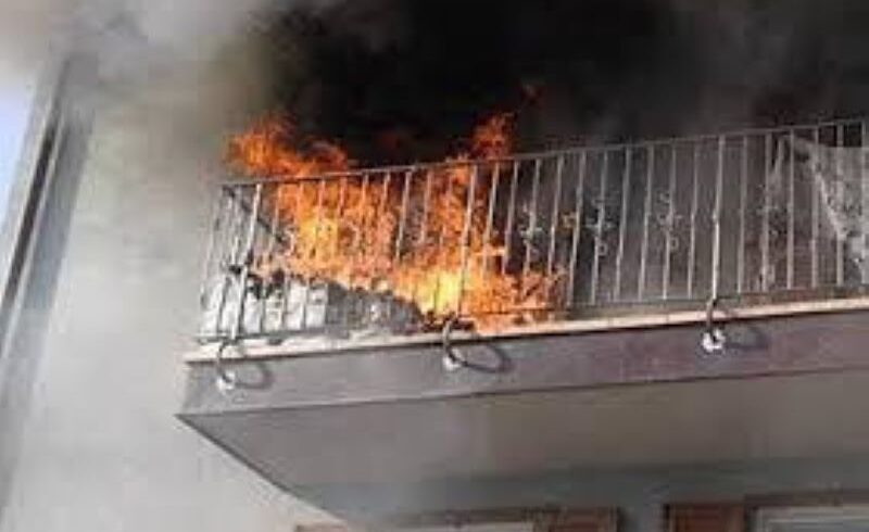 Paternò, 57enne tenta di spegnere le fiamme sul balcone e si ustiona al volto e alle braccia