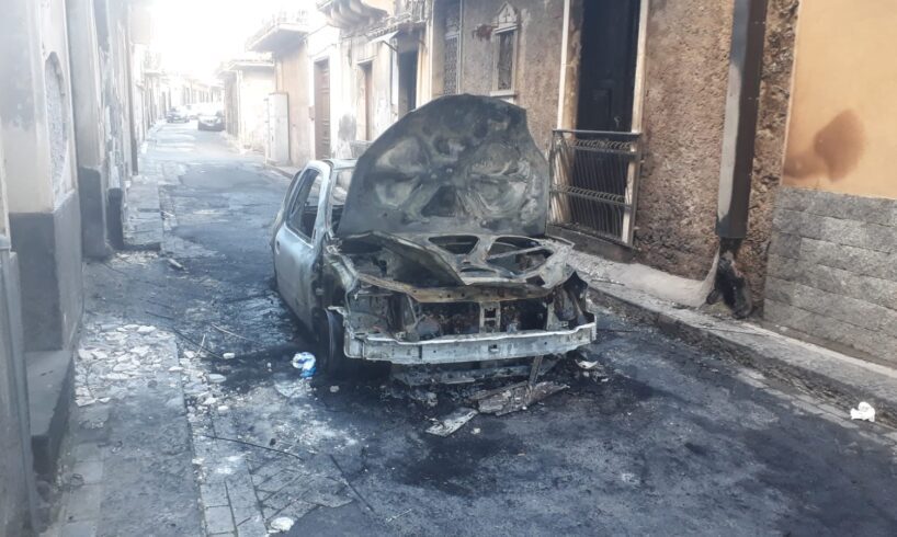 Paternò, auto s’incendia mentre è in marcia: conducente l’arresta e si allontana