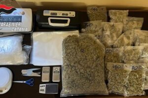 Catania, in via Fiume a Picanello il viavai per rifornirsi di droga: spacciatore 55enne arrestato in flagranza