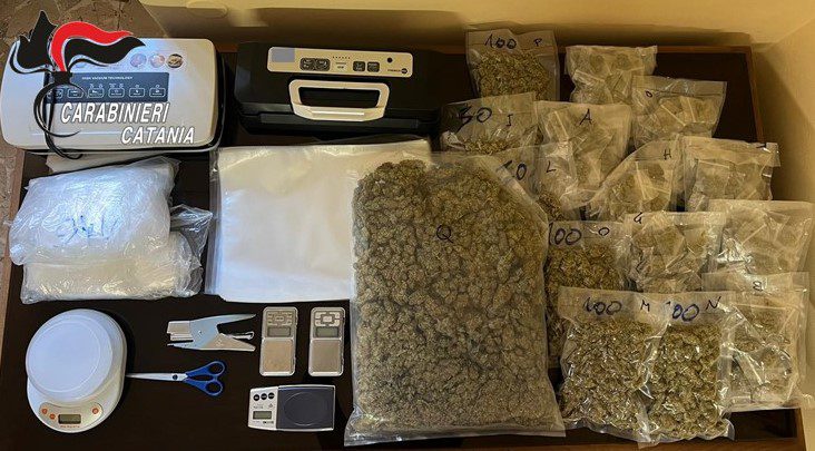 Catania, in via Fiume a Picanello il viavai per rifornirsi di droga: spacciatore 55enne arrestato in flagranza