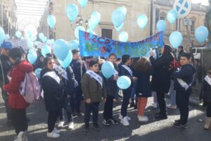 Paternò, giovani studenti del ‘Giovanni XXIII’ in corteo contro il bullismo e cyberbullismo
