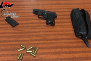 Mascalucia, nascondeva una pistola in casa ‘trovata’ nella spazzatura: 48enne arrestato