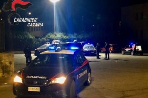 Produzione, traffico e detenzione illecita di sostanze stupefacenti: sono i reati contestati dai carabinieri del nucleo operativo della Compagnia di Paternò che, con il supporto dei colleghi dello Squadrone Eliportato Cacciatori “Sicilia”, hanno arrestato in flagranza un 54enne di Paternò, già noto alle forze dell’ordine.