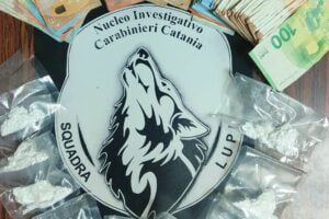 Catania, il genero 29enne del boss gestiva lo spaccio in un appartamento: arrestato in flagranza