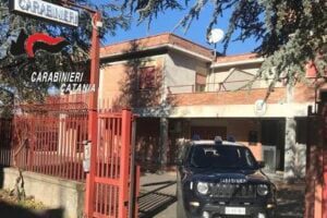 Castiglione di Sicilia, in due danneggiano appartamento e rubano all’interno: incastrati dalle telecamere di videosorveglianza