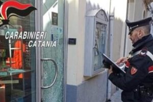 Paternò, in due sfondano la vetrina di un negozio con un blocco di cemento: uno arrestato