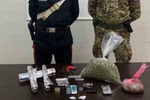 Paternò, droga e munizioni nell’armadio e sul soppalco: 25enne arrestato in flagranza