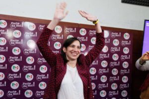 Elly Schlein è la nuova segretaria del Pd. La deputata dem ribalta - ed è la prima volta che accade - il risultato dei circoli e vince ai gazebo su Stefano Bonaccini. Quando sono l'80% le schede scrutinate il governatore dell'Emilia Romagna è al al 46,2% e la sua sfidante al 53,8%.