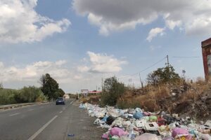 Riunione operativa in Prefettura a Catania sotto la direzione del vice prefetto Rosaria Giuffrè con l'obiettivo di di ripulire dai rifiuti le piazzole di sosta della statale 284 e delle provinciali. Uno scenario di vergogna che persiste da anni con la scusa della mancata chiarezza sui compiti che Anas e Comuni devono dividersi. Raggiunta una intesa tra gli enti per bonificare le aree interessate; sporcizia presente principalmente nel territorio di Paterno e nelle varie piazzole di sosta. Il vice prefetto ha avuto modo di interloquire con gli amministratori dei comuni di Paternò, Santa Maria di Licodia, Biancavilla e Adrano, Anas e Città Metropolitanaa. La riunione è servita per raggiungere una sorta di accordo: dovrebbe essere Anas a raccogliere i rifiuti facendo in loco una sorta di differenziata, mentre saranno i comuni a conferire in discarica la spazzatura. Già nelle scorse ore è stato eseguito un sopralluogo dalla parti interessate per concordare le azioni idi bonifica