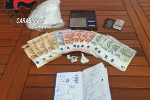 Biancavilla, vede i carabinieri arrivare e getta la droga nel wc: denunciato 55enne