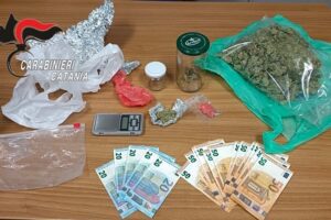 Piedimonte Etneo, 300 gr di marijuana nascosti nel sedile: arrestata 51enne di Randazzo