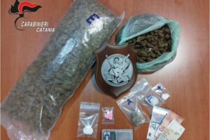 Catania, consegnano droga da sballo fuori dal ristorante: arrestati in flagranza un acese e un palermitano