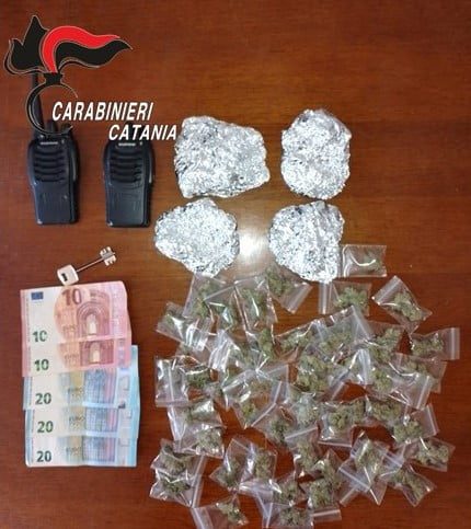 Catania, ricetrasmittente e vedette per controllare l’arrivo di ‘estranei’: arrestato spacciatore 23enne