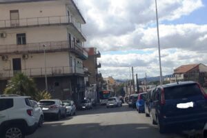 Paternò, il caos provocato dal parcheggio selvaggio: l’inspiegabile assenza di stalli a pagamento