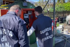 Catania, gasolio ‘miscelato’ con olii esausti durante le soste delle autocisterne: 3 persone arrestate