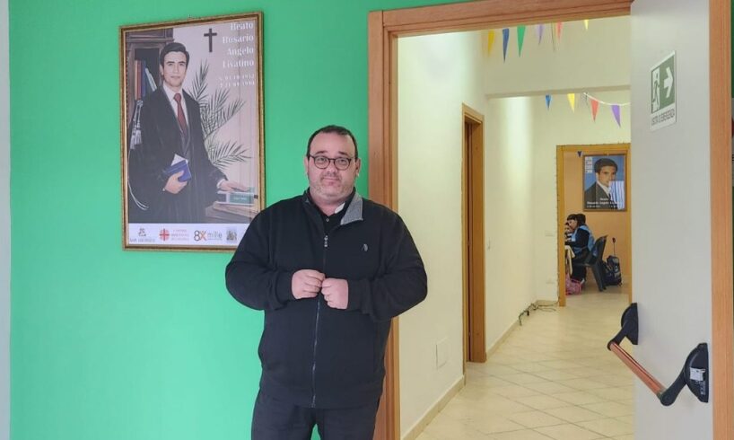 Catania, il ‘miracolo’ di Don Fabio contro la dispersione scolastica a Librino: grazie all’8 per mille