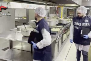 Prodotti congelati al posto di quelli freschi, `finto´ parmigiano dop, un bagno della palestra trasformato in deposito stoviglie ed utensili da cucina in una scuola di Potenza, persino una `pasta e patate´ senza.. patate somministrata agli alunni di un istituto della provincia di Caserta.