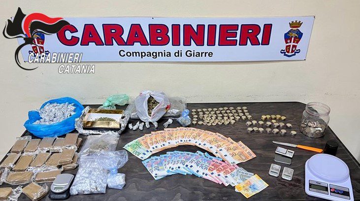 Giarre, mini market della droga in casa del 22enne: arrestato in flagranza