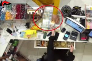Ramacca, rapina tabaccheria a volto scoperto e armato di coltello: telecamere lo ‘riconoscono’ (VIDEO)