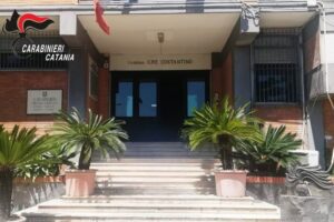 Aci Catena, madre e figlio a spasso con un’auto rubata: lei arrestata, lui denunciato