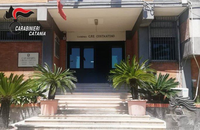 Aci Catena, madre e figlio a spasso con un’auto rubata: lei arrestata, lui denunciato