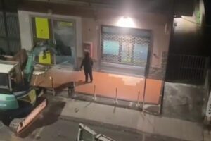 Poste Italiane, riapre questa mattina l'ufficio di Valverde Catania vandalizzato due giorni fa: un escavatore ha ‘sradicato’ il bancoposta caricandolo su un furgone che si è poi dileguato.