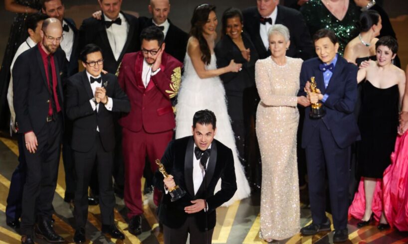 I ‘Daniels’ si prendono gli Oscar: “Everything Everywhere All at Once” conquista 7 statuette