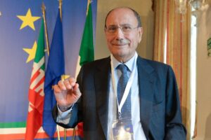 Forza Italia, Schifani auspica dialogo con Renzi: “Errore non aver votato La Russa al Senato”