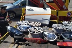 Catania, in un negozio del rione Zia Lisa trovati numerosi pezzi di ricambi auto di dubbia provenienza: denunciato il proprietario