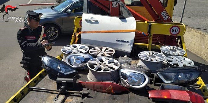 Catania, in un negozio del rione Zia Lisa trovati numerosi pezzi di ricambi auto di dubbia provenienza: denunciato il proprietario