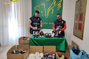Caltagirone, GdF sequestra scarpe firmate contraffatte: al mercato settimanale