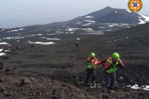 Etna, escursionista polacca soccorsa ai crateri sommitali: trasportata a spalla con una barella