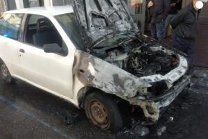 Paternò, vecchia Fiat Punto prende a fuoco mentre è in marcia: fumo invade un negozio