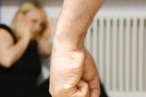 Misterbianco, 48enne torna a maltrattare moglie e figli dopo la condanna: arrestato