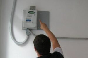 S. M. di Licodia, 47enne rubava la luce per la propria casa: rischia da due a sei anni