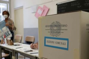 Urne aperte per le elezioni amministrative in 595 Comuni italiani.
