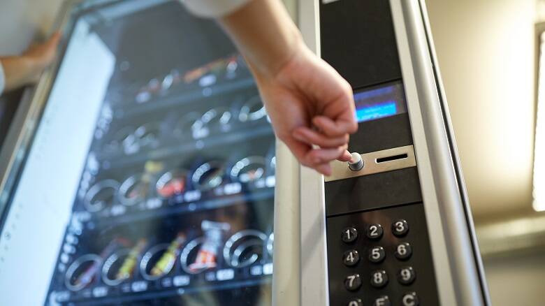 Adrano, altri due giovani denunciati per danneggiamento al distributore automatico di bevande: rischiano da 6 mesi a tre anni