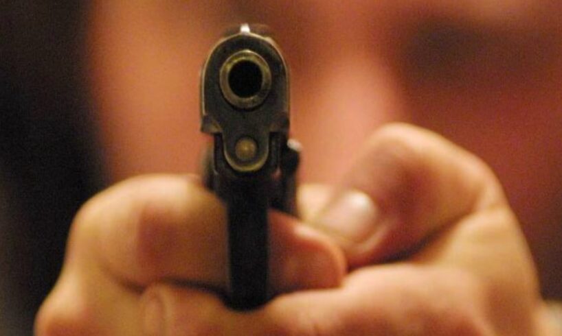 Catania, 45enne di Paternò punta la pistola contro i poliziotti e minaccia di far fuoco: arrestato