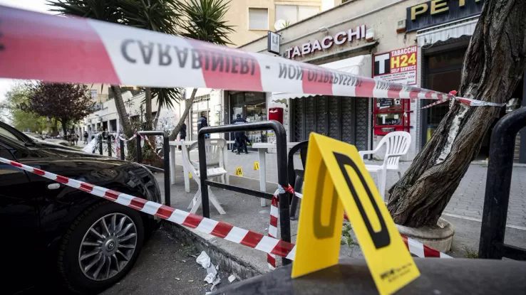 Un gelato con mamma e papà in piazza, che diventa un incubo: due sconosciuti, in sella a uno scooter, arrivano e sparano almeno 10 colpi d'arma da fuoco, in piazza Cattaneo a Sant'Anastasia, Comune vesuviano in provincia di Napoli.